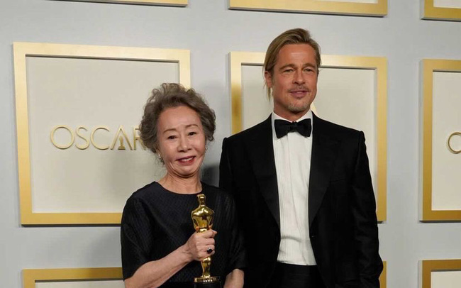 Nữ diễn viên Hàn Quốc đầu tiên giành tượng vàng Oscar bất ngờ hóa 'fangirl' vì gặp thần tượng Brad Pitt