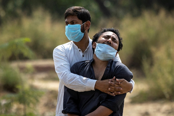 Thương tâm thảm cảnh COVID-19 ở Ấn Độ: Chồng nhìn vợ chết vỉa hè bệnh viện, con ôm thi thể cha lo mẹ già nguy kịch - Ảnh 2.