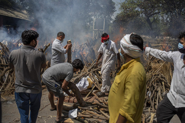 Ấn Độ: Nhân viên lò hỏa táng kiệt sức, người chết nhiều đến mức phải chặt cây trong công viên để hỏa táng - Ảnh 3.