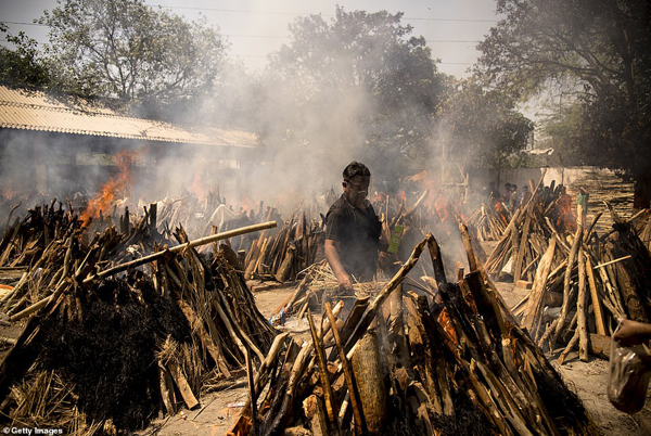 Ấn Độ: Nhân viên lò hỏa táng kiệt sức, người chết nhiều đến mức phải chặt cây trong công viên để hỏa táng - Ảnh 11.