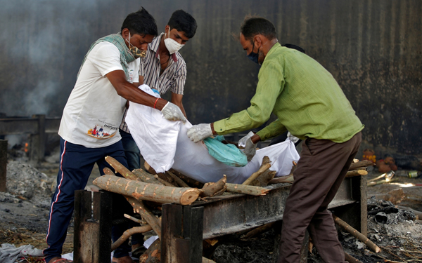 Ấn Độ: Nhân viên lò hỏa táng kiệt sức, người chết nhiều đến mức phải chặt cây trong công viên để hỏa táng - Ảnh 2.