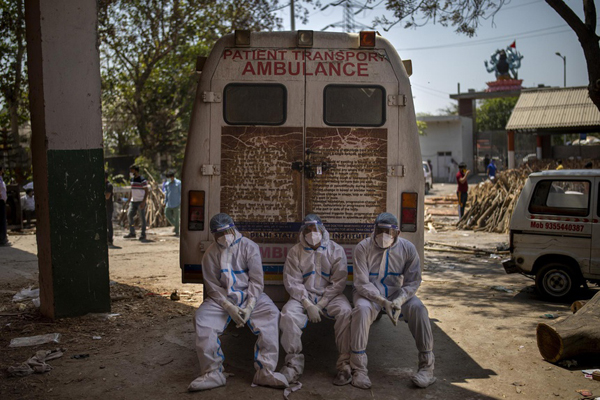 Ấn Độ: Nhân viên lò hỏa táng kiệt sức, người chết nhiều đến mức phải chặt cây trong công viên để hỏa táng - Ảnh 7.