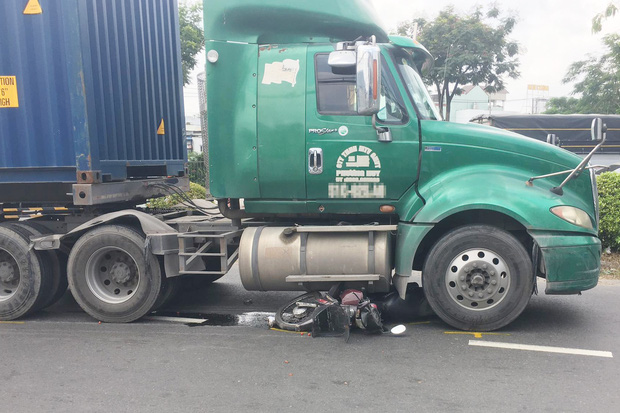 Va chạm với xe container, nữ sinh viên ở TP.HCM bị cán tử vong thương tâm - Ảnh 1.