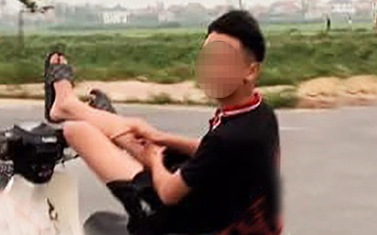 Triệu tập nam sinh 'biểu diễn' lái xe máy bằng chân