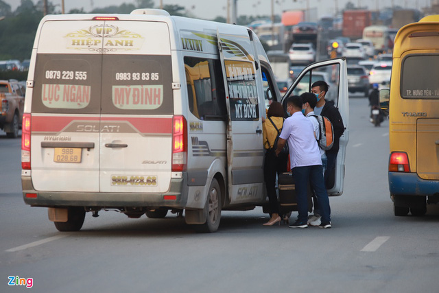 Người Hà Nội ùn ùn rời thành phố trước ngày nghỉ lễ 30/4 - Ảnh 10.