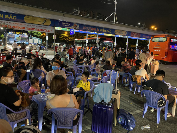 Hàng nghìn du khách đổ về Đà Lạt, đèo Bảo Lộc kẹt xe kinh hoàng từ rạng sáng đến trưa - Ảnh 1.