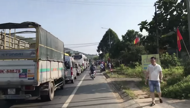 Hàng nghìn du khách đổ về Đà Lạt, đèo Bảo Lộc kẹt xe kinh hoàng từ rạng sáng đến trưa - Ảnh 2.