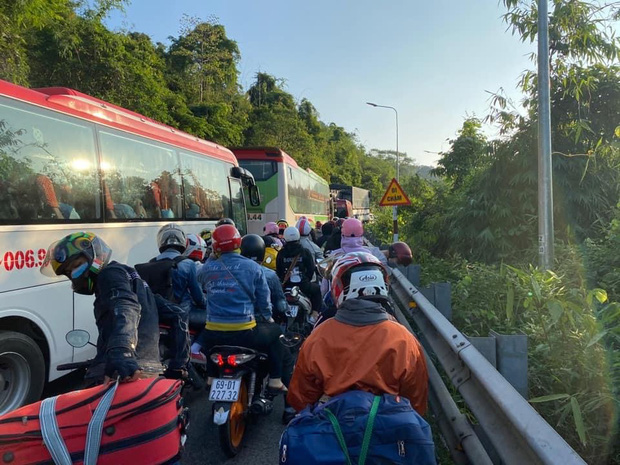 Hàng nghìn du khách đổ về Đà Lạt, đèo Bảo Lộc kẹt xe kinh hoàng từ rạng sáng đến trưa - Ảnh 7.
