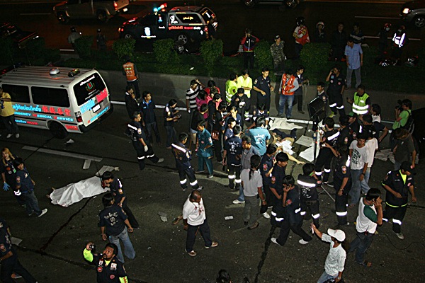 11 năm trước, tiểu thư Thái Lan gây tai nạn khiến 9 người chết vẫn thản nhiên bấm điện thoại tại hiện trường, diễn biến vụ án càng gây căm phẫn hơn - Ảnh 3.