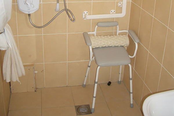 Lời khuyên hữu ích khi thiết kế phòng vệ sinh cho người cao tuổi - Ảnh 3.