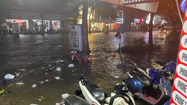 Mưa dông gió giật kèm sấm chớp kinh hoàng ập xuống giờ tan tầm, Hà Nội ngập khắp các tuyến đường - Ảnh 4.