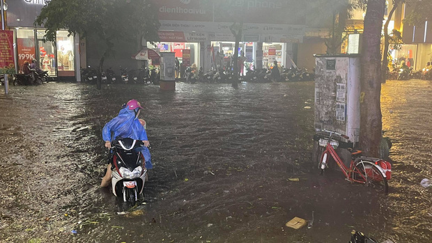 Mưa dông gió giật kèm sấm chớp kinh hoàng ập xuống giờ tan tầm, Hà Nội ngập khắp các tuyến đường - Ảnh 5.