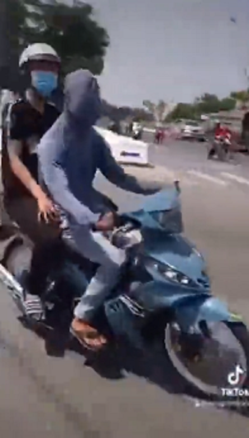 Kinh hoàng clip nam thanh niên trùm kín đầu chạy xe máy lạng lách đánh võng trên đường phố Đà Nẵng - Ảnh 1.