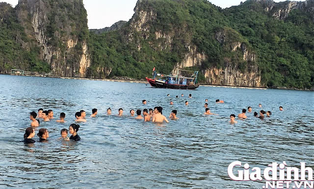 Quảng Ninh: Giữa dịch COVID-19, nhiều người dân vẫn đổ xô ra bãi tắm - Ảnh 3.