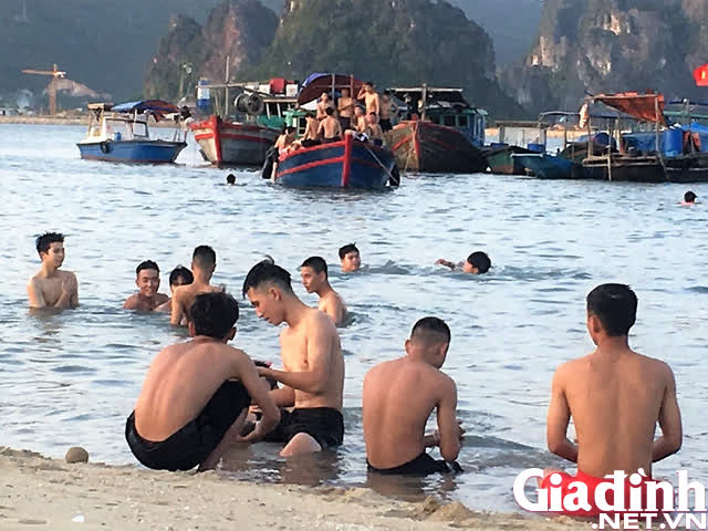 Quảng Ninh: Giữa dịch COVID-19, nhiều người dân vẫn đổ xô ra bãi tắm - Ảnh 7.