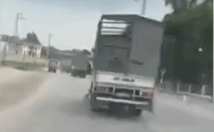  Xử phạt tài xế điều khiển xe tải lạng lách, đánh võng không cho xe cứu thương vượt lên - Ảnh 1.