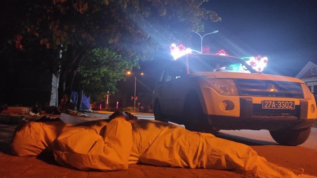 Giám đốc Sở Y tế Điện Biên: Nhìn cán bộ của mình kiệt sức, nằm nghỉ bên vệ đường mà không cầm được nước mắt - Ảnh 4.