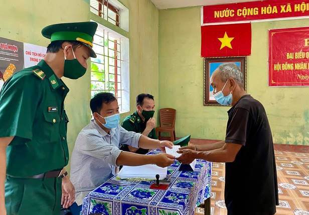 Cử tri 4 huyện vùng cao Nghệ An đi bầu cử sớm - Ảnh 3.