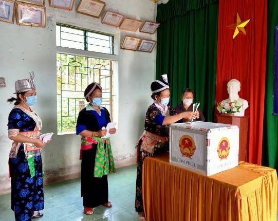 Cử tri 4 huyện vùng cao Nghệ An đi bầu cử sớm - Ảnh 1.