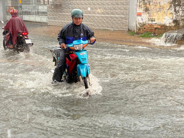  TP.HCM: Mưa lớn kéo dài vào giữa trưa khiến nhiều tuyến đường ngập nặng - Ảnh 5.