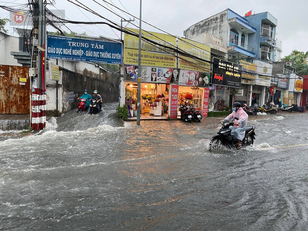  TP.HCM: Mưa lớn kéo dài vào giữa trưa khiến nhiều tuyến đường ngập nặng - Ảnh 6.