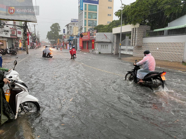  TP.HCM: Mưa lớn kéo dài vào giữa trưa khiến nhiều tuyến đường ngập nặng - Ảnh 8.