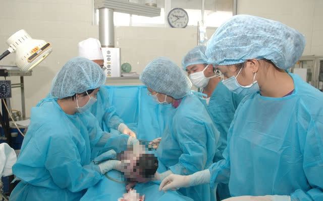 Từ vụ người phụ nữ sinh mổ đến 6 lần, bác sĩ chỉ rõ những hệ luỵ cả mẹ và bé có nguy cơ gặp phải khi mổ đẻ, chị em không nên chủ quan