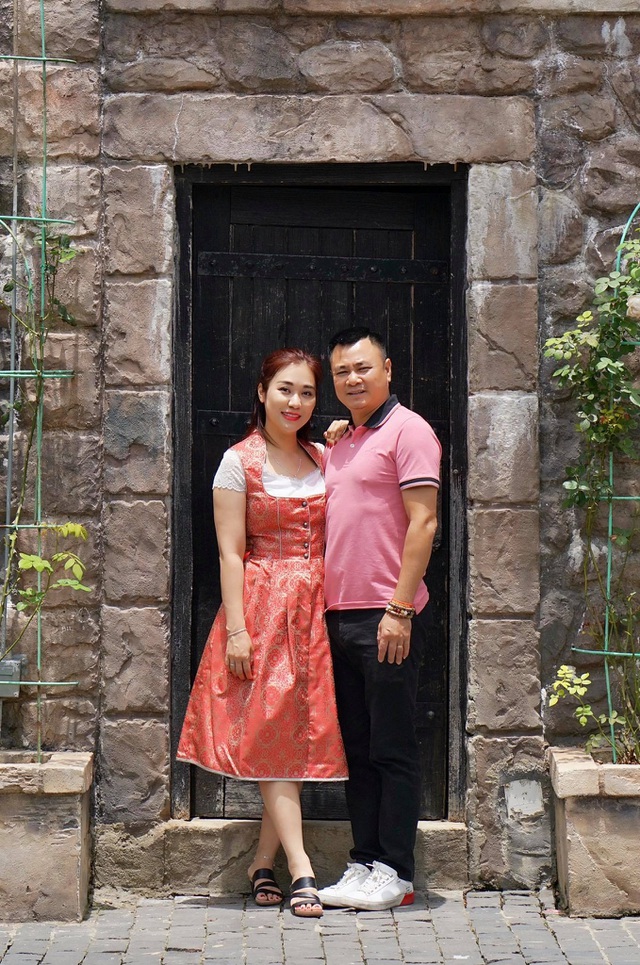 Khoảnh khắc hạnh phúc của NSND Tự Long bên vợ đẹp - Ảnh 4.