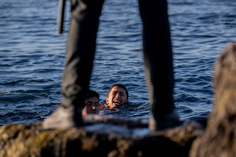 Khoảnh khắc cậu bé di cư bật khóc giữa biển nước mênh mông, dùng chai nhựa để bơi đến miền đất hứa gây chấn động thế giới - Ảnh 5.