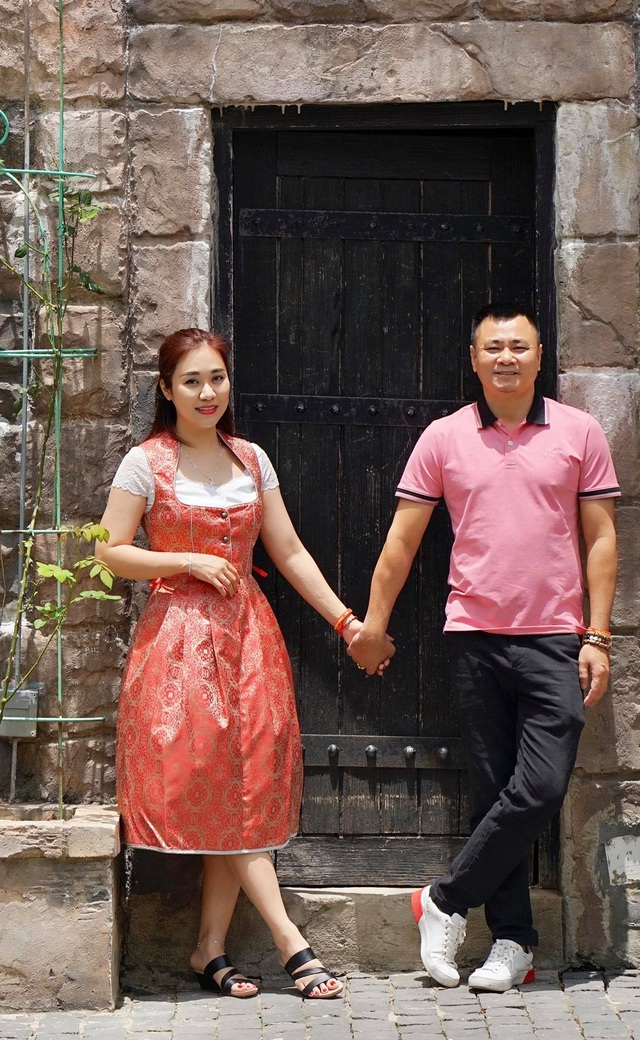 Khoảnh khắc hạnh phúc của NSND Tự Long bên vợ đẹp - Ảnh 5.