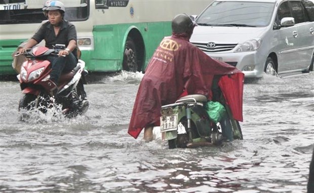 Thành phố Hồ Chí Minh: Mưa kéo dài, nhiều tuyến đường ngập sâu - Ảnh 1.