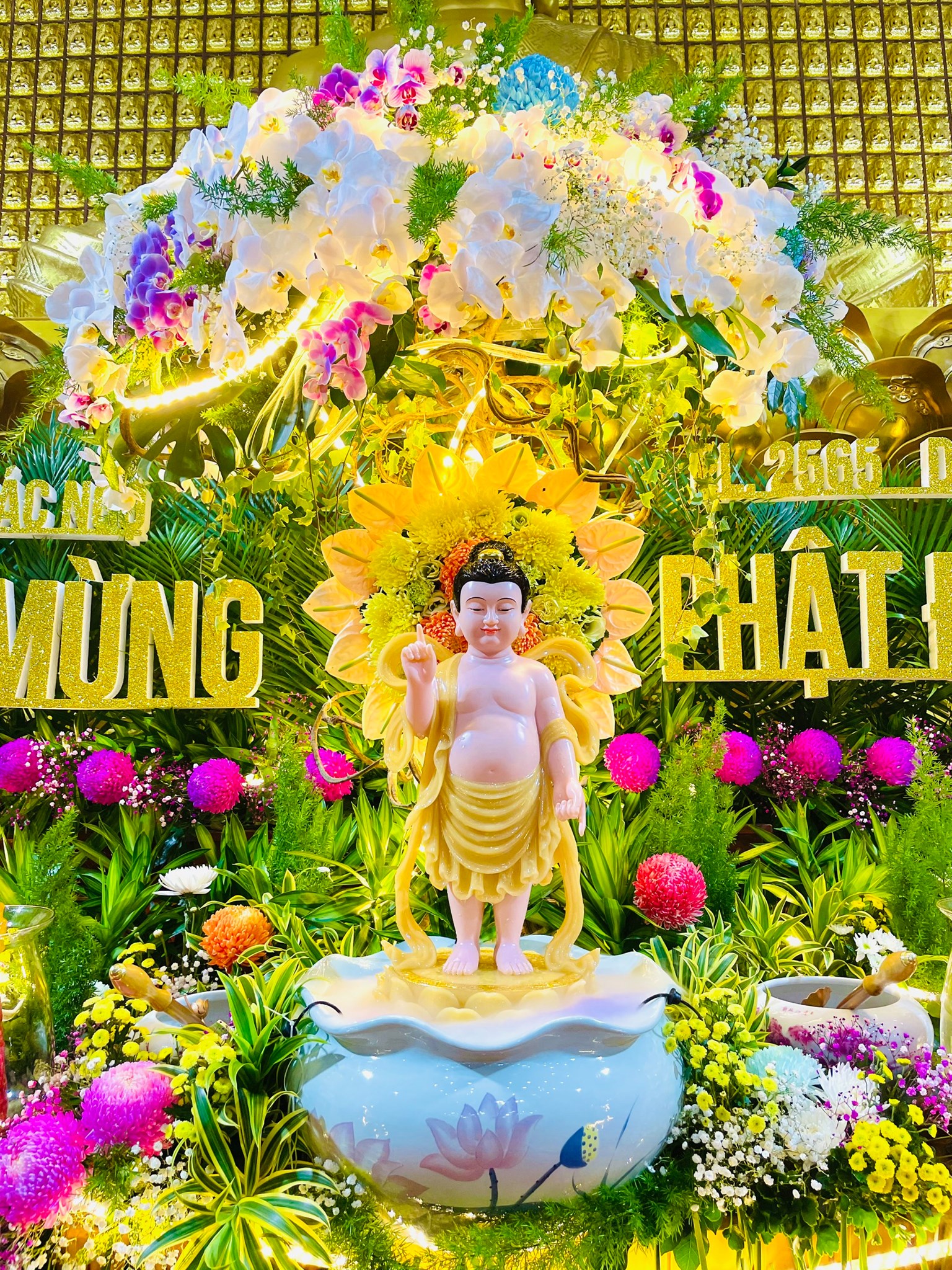 Rằm tháng 4 là ngày Phật Đản, ngày mà Ngài sinh ra và chính thức bước vào đời. Hãy cùng nhau đón mừng ngày này bằng những bức ảnh tuyệt đẹp về Lễ Phật Đản rằm tháng 4 để cảm nhận sự thiêng liêng của ngày đặc biệt này.