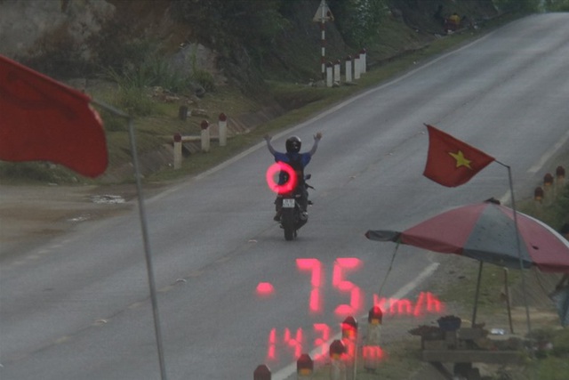  Nam thanh niên buông cả 2 tay phóng xe máy 75 km/h trên quốc lộ  - Ảnh 1.