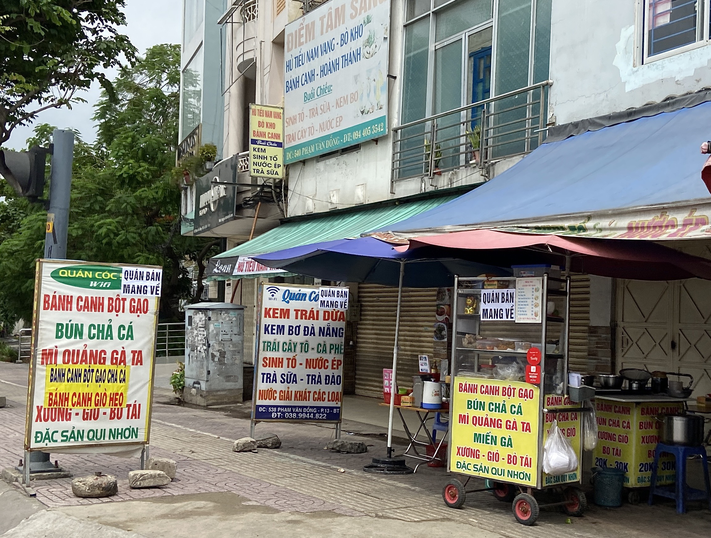 Hàng loạt quán ăn Sài Gòn treo biển chỉ bán mang về