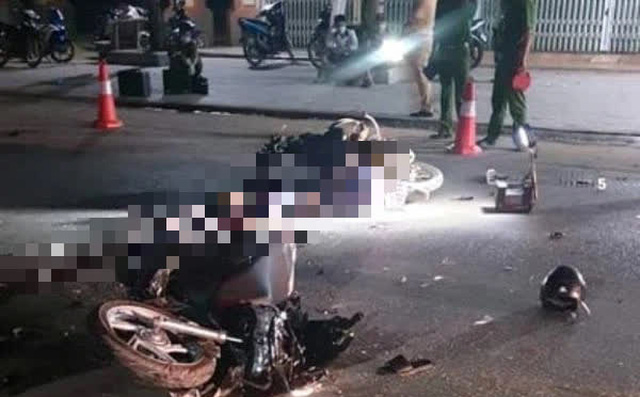 Thanh Hóa: 2 xe máy đấu đầu, 4 người thương vong trong đêm - Ảnh 1.
