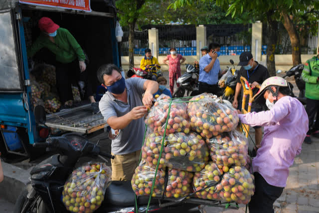 Chùm ảnh: Vượt tâm dịch về Hà Nội, vải thiều Bắc Giang được người Hà Nội vui vẻ rủ nhau xếp hàng giải cứu - Ảnh 1.