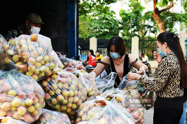 Chùm ảnh: Vượt tâm dịch về Hà Nội, vải thiều Bắc Giang được người Hà Nội vui vẻ rủ nhau xếp hàng giải cứu - Ảnh 4.