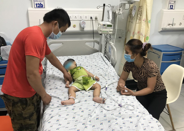 Bé gái 15 tháng tuổi ở Long An nguy kịch vì nuốt 7 miếng dao lam vào bụng - Ảnh 1. Bé gái 15 tháng tuổi ở Long An nguy kịch vì nuốt 7 miếng dao lam vào bụng - Ảnh 1.