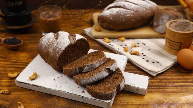 Cách làm bánh mì đen giòn ngon bổ dưỡng như đồ nhập khẩu tại nhà
