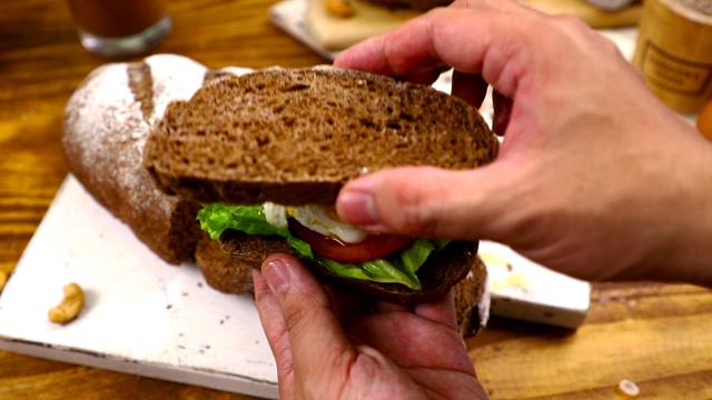 Cách làm bánh mì đen giòn ngon bổ dưỡng như đồ nhập khẩu tại nhà - Ảnh 11.