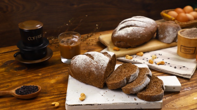 Cách làm bánh mì đen giòn ngon bổ dưỡng như đồ nhập khẩu tại nhà - Ảnh 2.