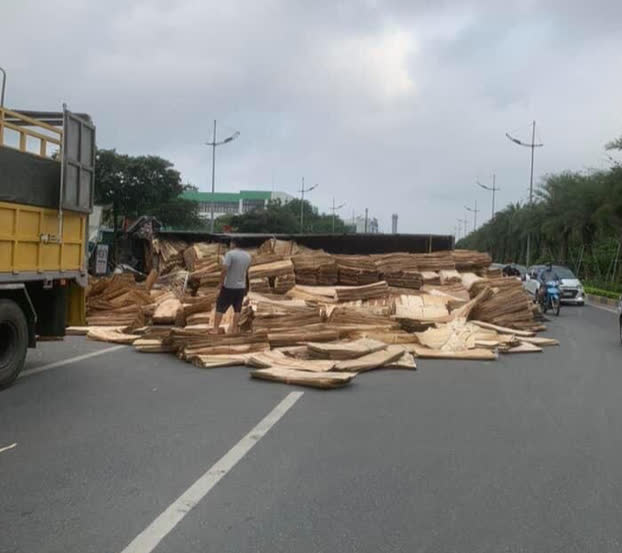 Va chạm giao thông ở Hà Nội khiến 2 người thương vong - Ảnh 2.