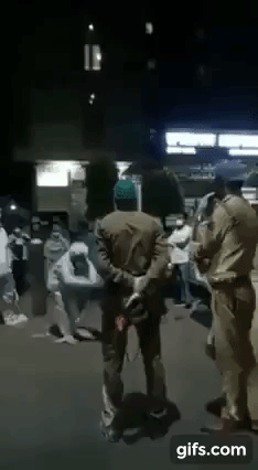 Người đàn ông mặc đồ bảo hộ quỳ lạy cảnh sát lan truyền chóng mặt trên MXH Ấn Độ, thực hư chưa rõ nhưng vẫn khiến dân mạng ứa nước mắt  - Ảnh 3.