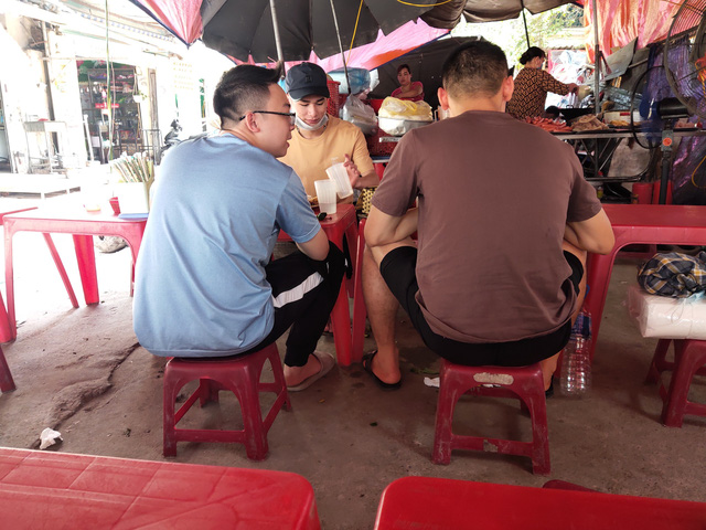 Nhiều quán vỉa hè tại Hà Nội vẫn ngang nhiên hoạt động dù đã có lệnh tạm dừng hoạt động - Ảnh 5.