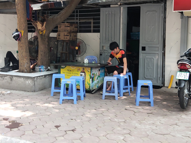 Nhiều quán vỉa hè tại Hà Nội vẫn ngang nhiên hoạt động dù đã có lệnh tạm dừng hoạt động - Ảnh 6.