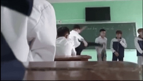 Bắc Giang: Thầy giáo “tung cước” với học sinh, ngành giáo dục chỉ đạo khẩn - Ảnh 2.