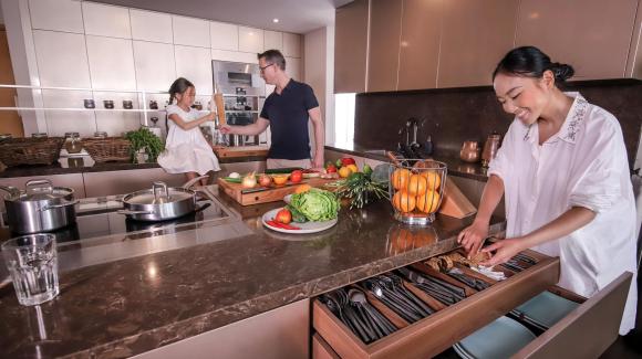 Tò mò cuộc sống của chị đẹp Đoan Trang tại Singapore: Căn bếp 'triệu đô' chồng Tây tự thiết kế, tủ đồ hiệu nhiều món độc lạ