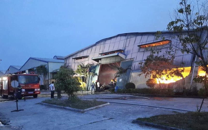 Thừa Thiên - Huế: Cháy lớn tại nhà máy sản xuất bao bì, nhiều tài sản bị thiêu rụi