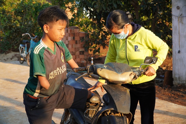  Cảm phục nghị lực cậu b&eacute; khuyết tay, ch&acirc;n đam m&ecirc; chơi b&oacute;ng đ&aacute;  - Ảnh 1.