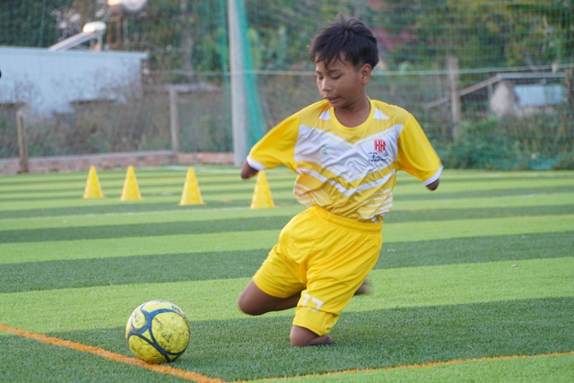  Cảm phục nghị lực cậu b&eacute; khuyết tay, ch&acirc;n đam m&ecirc; chơi b&oacute;ng đ&aacute;  - Ảnh 2.